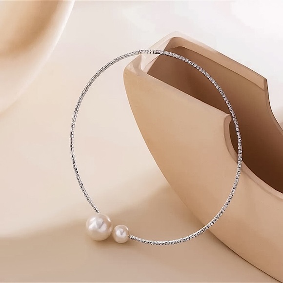 ⚜️[𝟯/$𝟮𝟴]⚜️NEW Pearl Rhinestone Rigid Choker Necklace - Picture 4 of 10